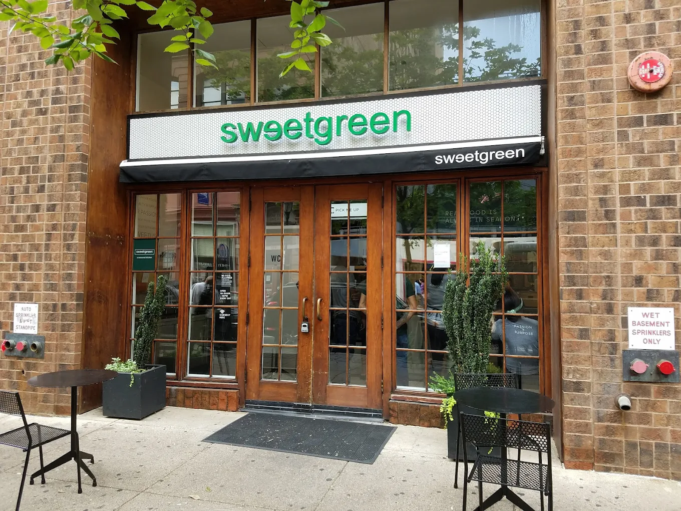 Sweetgreen at 10th & Walnut Reopening